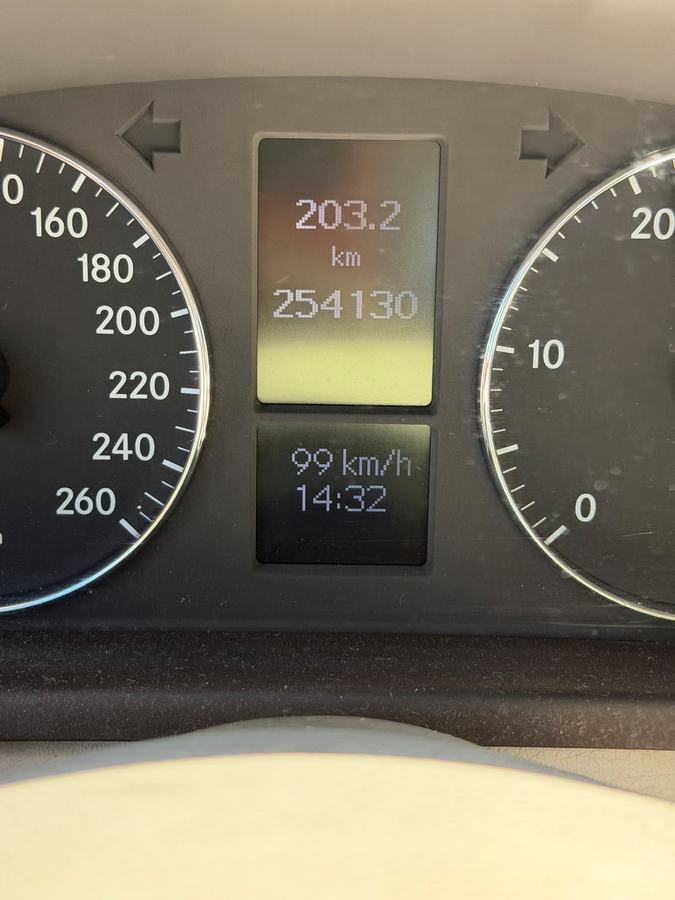 Cuadro de instrumentos con 254.130 km