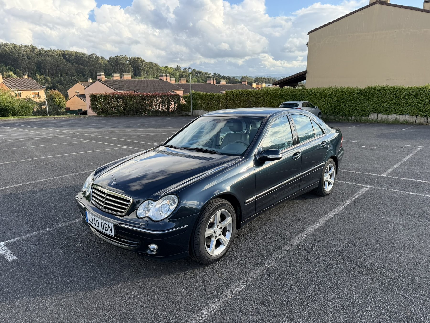 Mercedes-Benz C 220 CDI verde oscuro, vista frontal tres cuartos